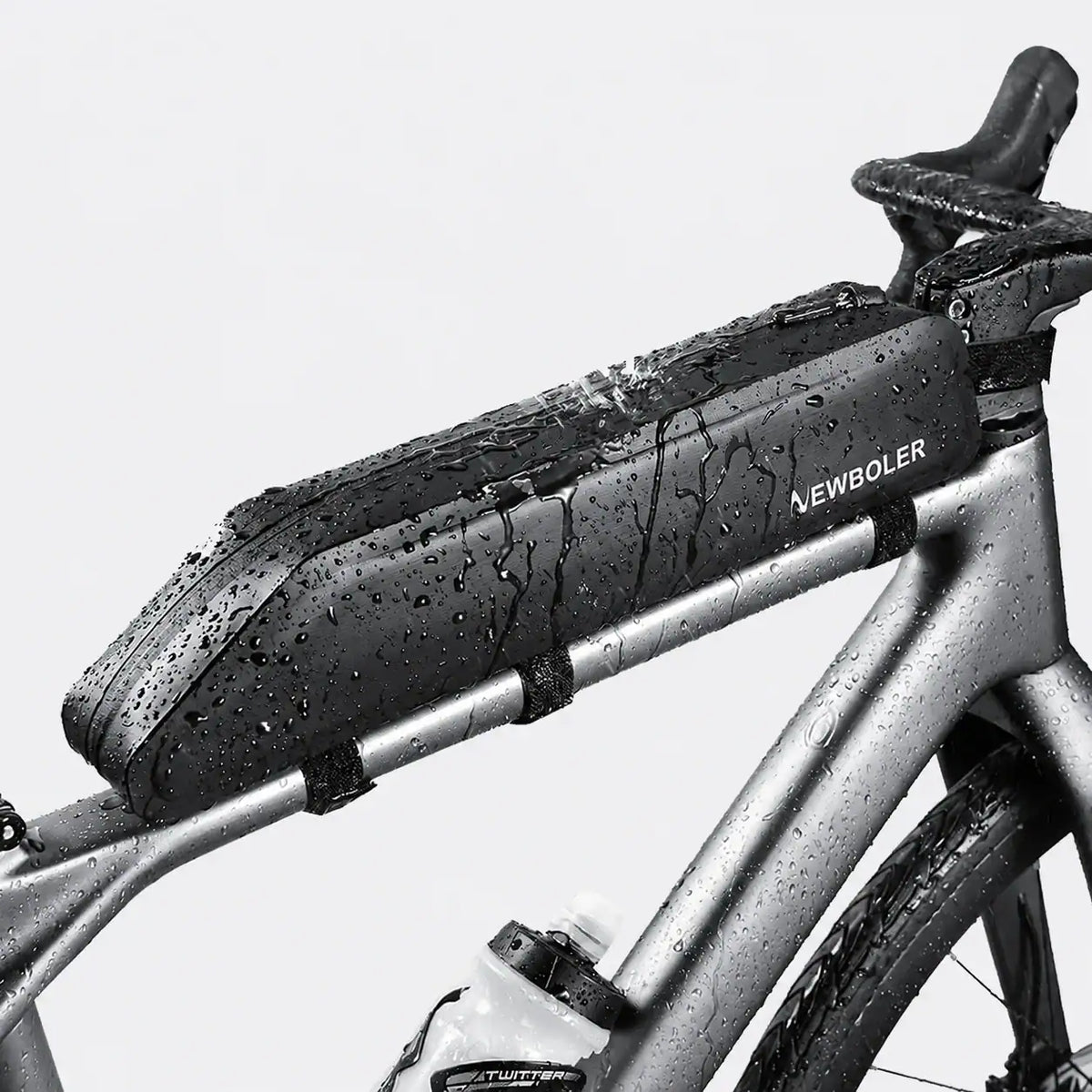 Sacoche de cadre vélo noire imperméable fixée sur le tube supérieur d'un vélo