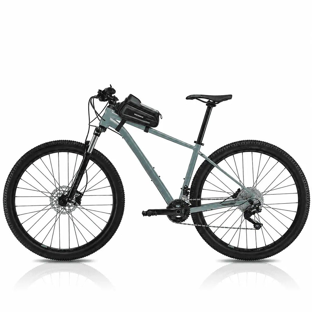 Vélo gravel vert équipé de la sacoche de cadre sur le tube supérieur