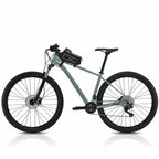 Vélo gravel vert équipé de la sacoche de cadre sur le tube supérieur