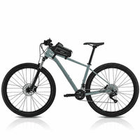 Vélo gravel vert équipé de la sacoche de cadre sur le tube supérieur