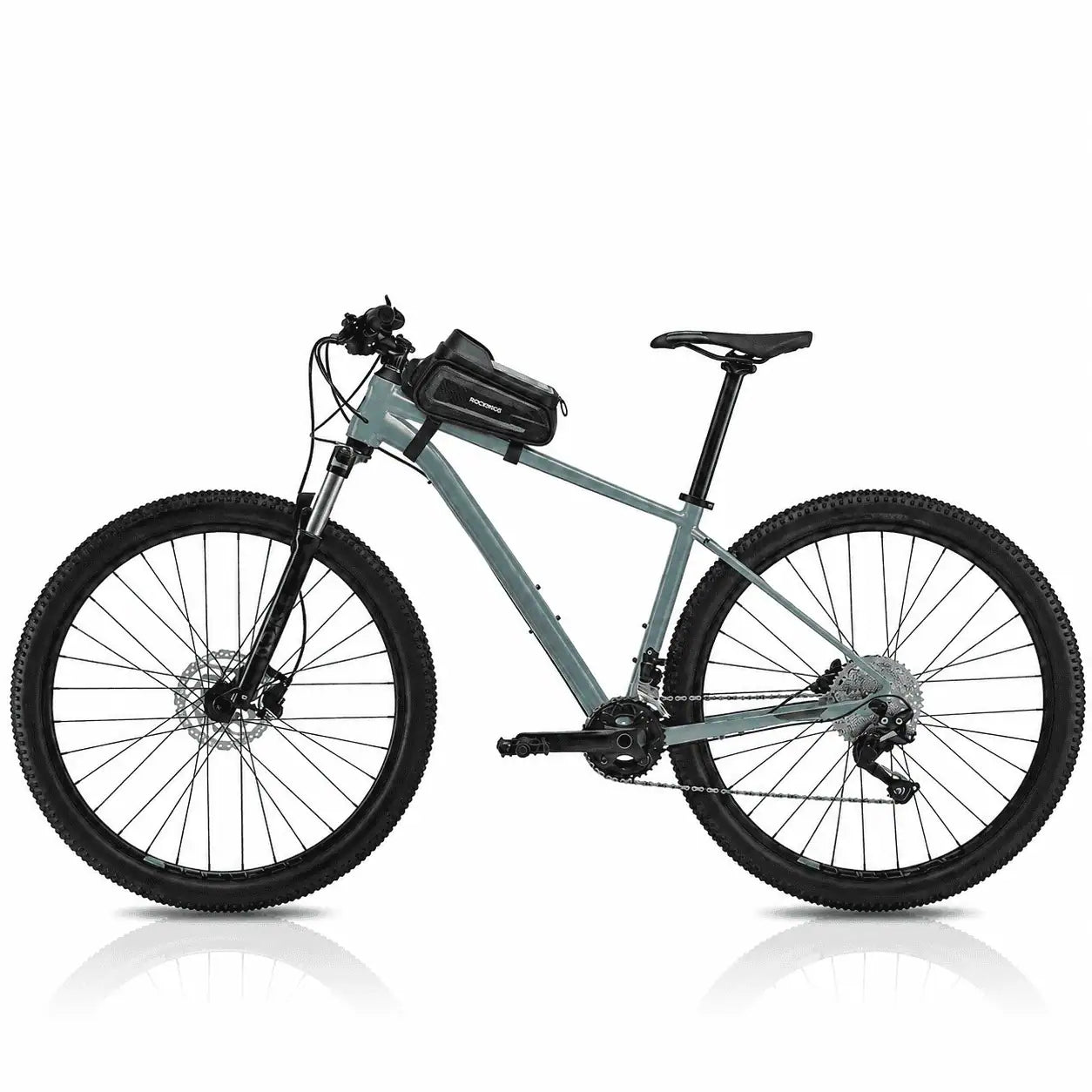 Vélo gravel vert équipé de la sacoche de cadre sur le tube supérieur
