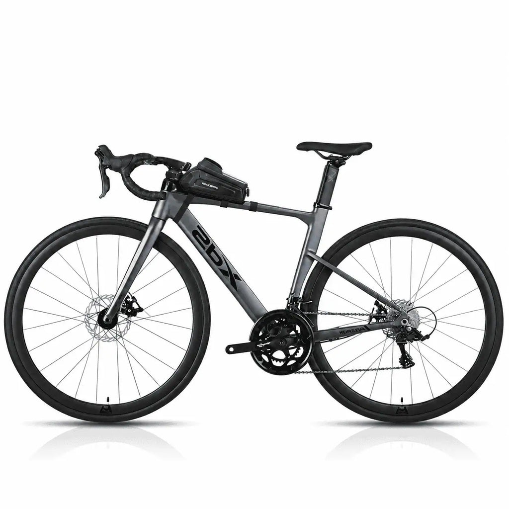 Vélo de route noir équipé de la sacoche de cadre sur le tube supérieur