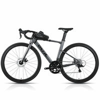 Vélo de route noir équipé de la sacoche de cadre sur le tube supérieur