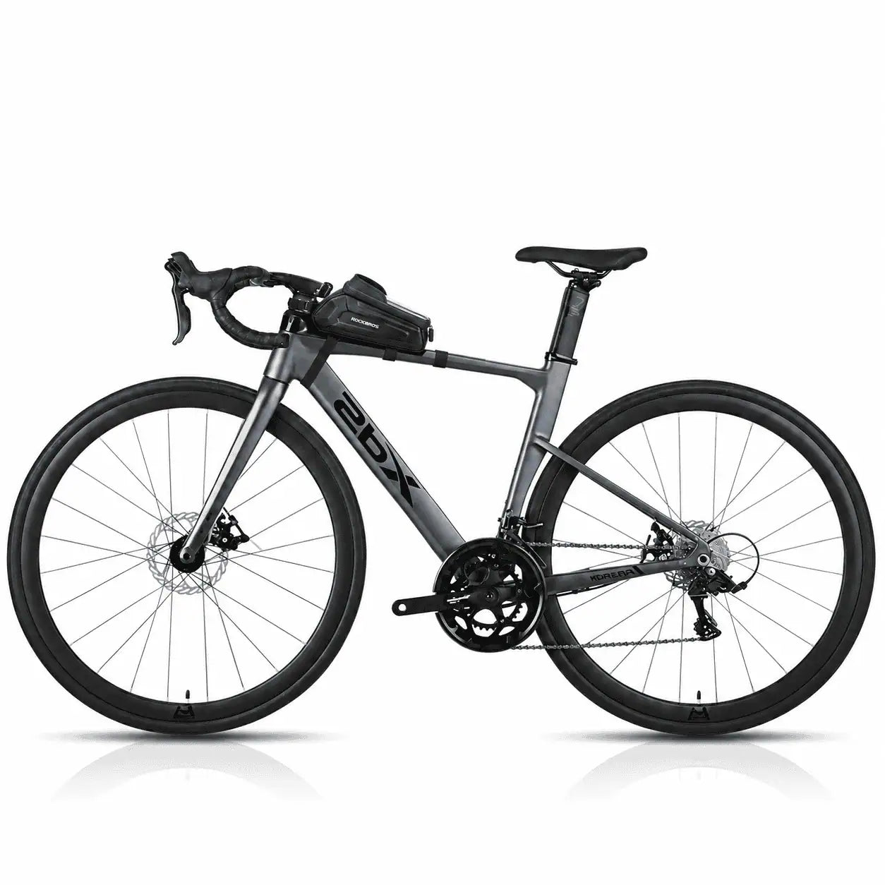 Vélo de route noir équipé de la sacoche de cadre sur le tube supérieur