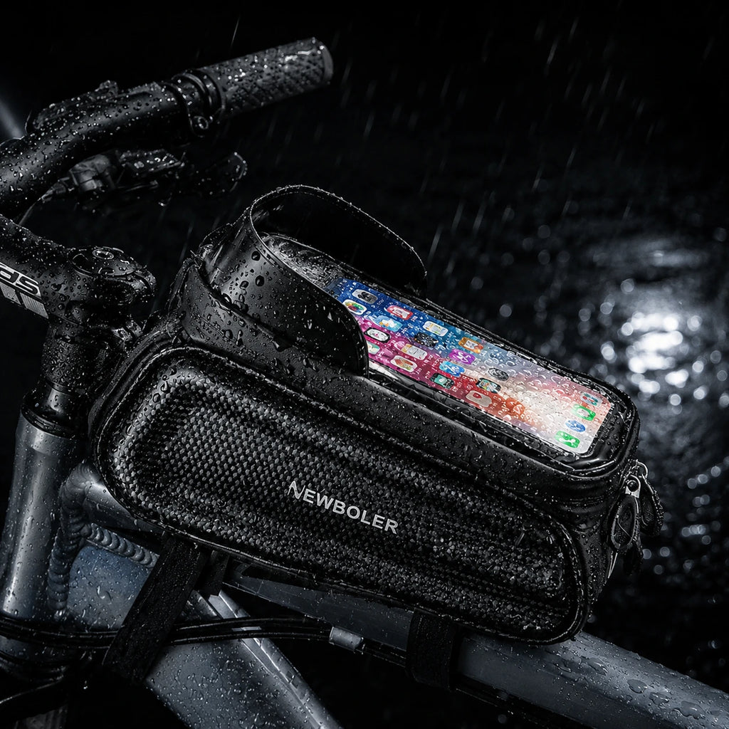 Sacoche de cadre vélo noire avec porte-téléphone transparent sous la pluie