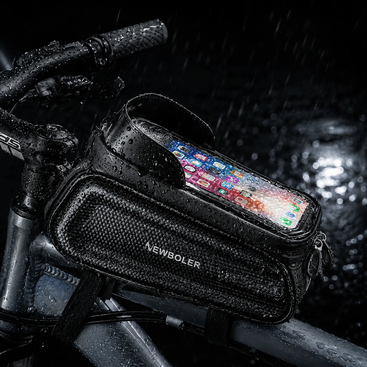 Sacoche de cadre vélo noire avec porte-téléphone transparent sous la pluie
