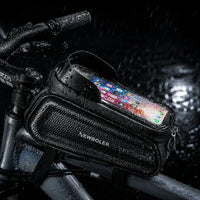 Sacoche de cadre vélo noire avec porte-téléphone transparent sous la pluie