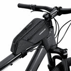 Sacoche de cadre noire montee sur le tube superieur d'un velo tout-terrain, vue de cote