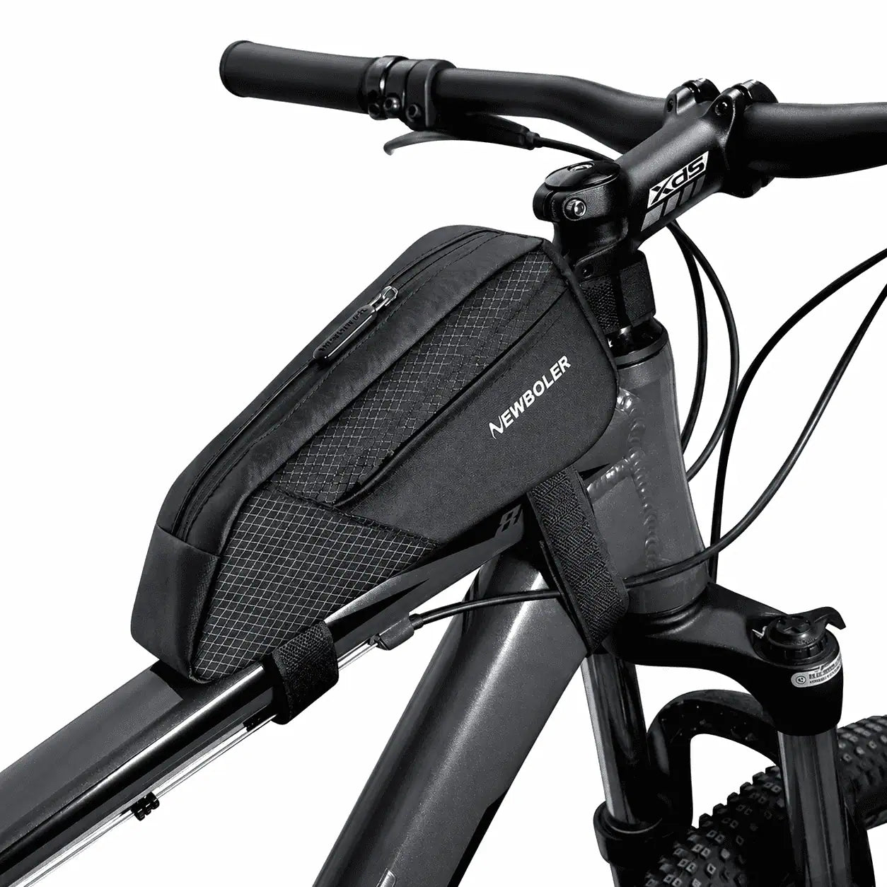 Sacoche de cadre noire montee sur le tube superieur d'un velo tout-terrain, vue de cote