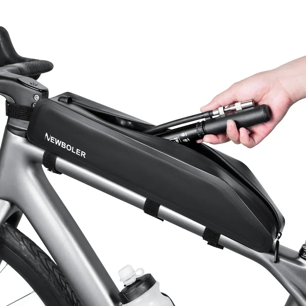 Sacoche de cadre vélo ouverte avec rangement accessible depuis le dessus