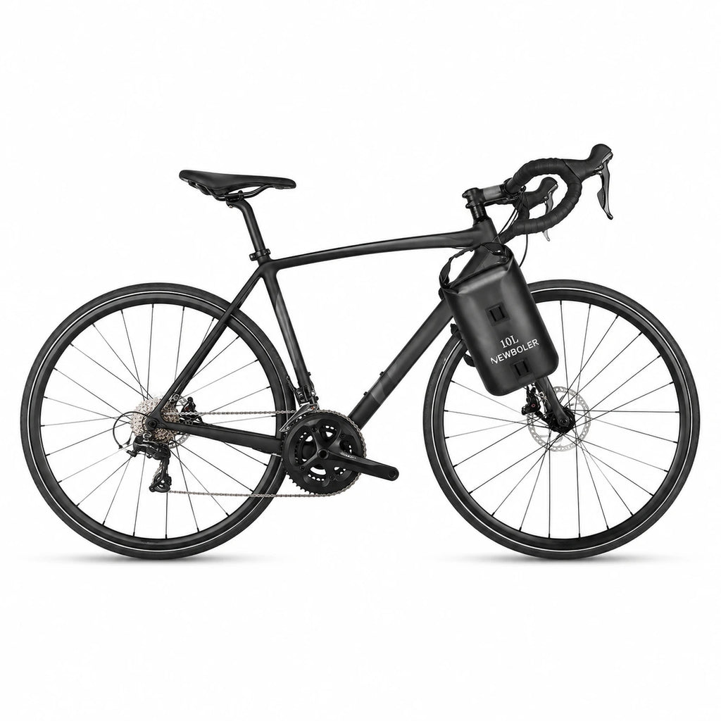 Velo de route noir sur fond blanc avec une sacoche de cadre etanche noire de 10 litres dans le triangle du cadre.