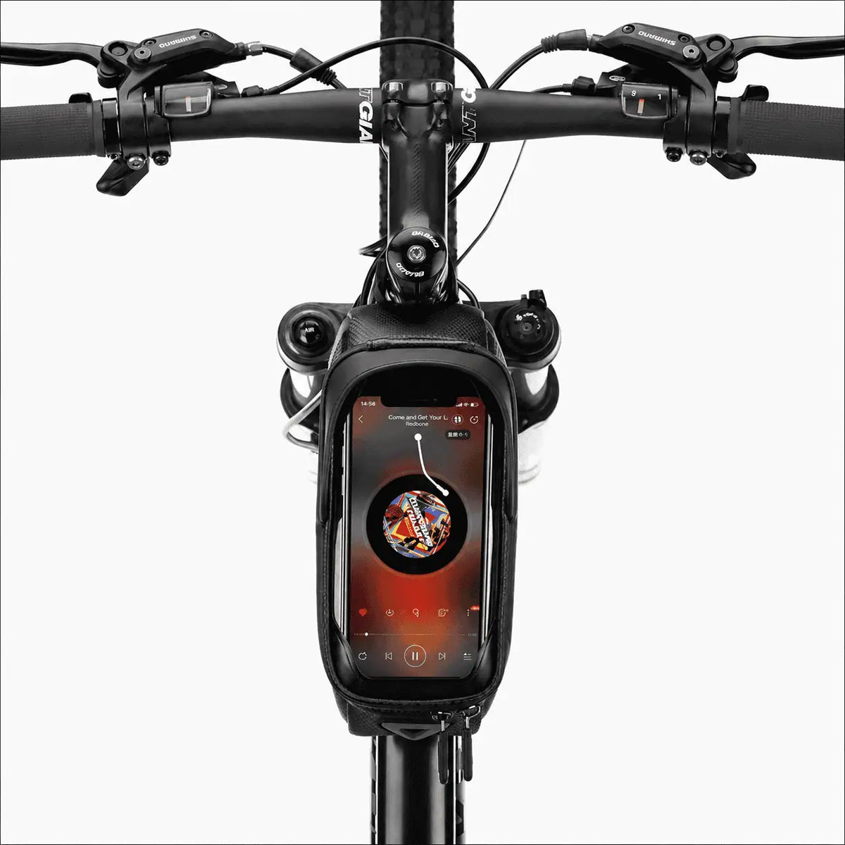 Vue depuis le poste de pilotage d'un vélo équipé de la sacoche de cadre derrière la potence