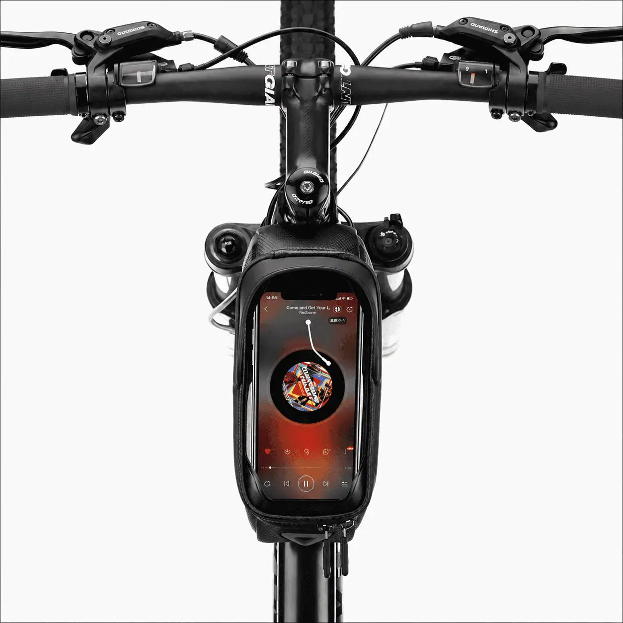 Vue depuis le poste de pilotage d'un vélo équipé de la sacoche de cadre derrière la potence