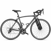 Vélo de route gris équipé d'une sacoche cylindrique noire sur la fourche vue de côté
