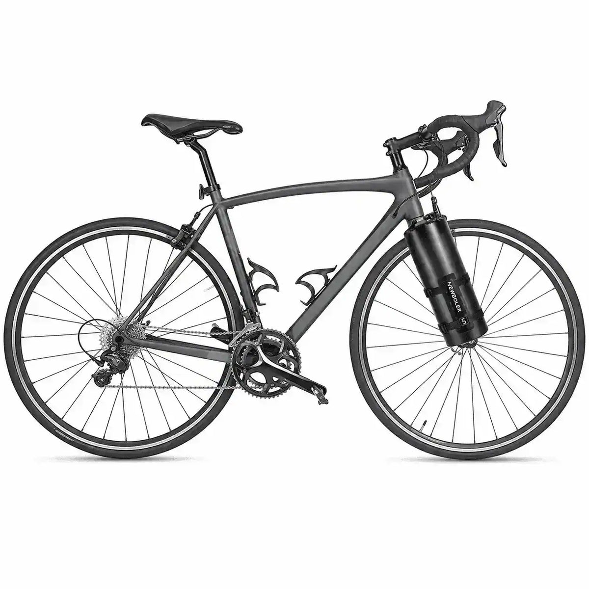 Vélo de route gris équipé d'une sacoche cylindrique noire sur la fourche vue de côté