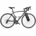 Vélo de route gris équipé d'une sacoche cylindrique noire sur la fourche vue de côté