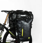 Sacoche étanche 20 L fixée sur le porte-bagages arrière d'un vélo