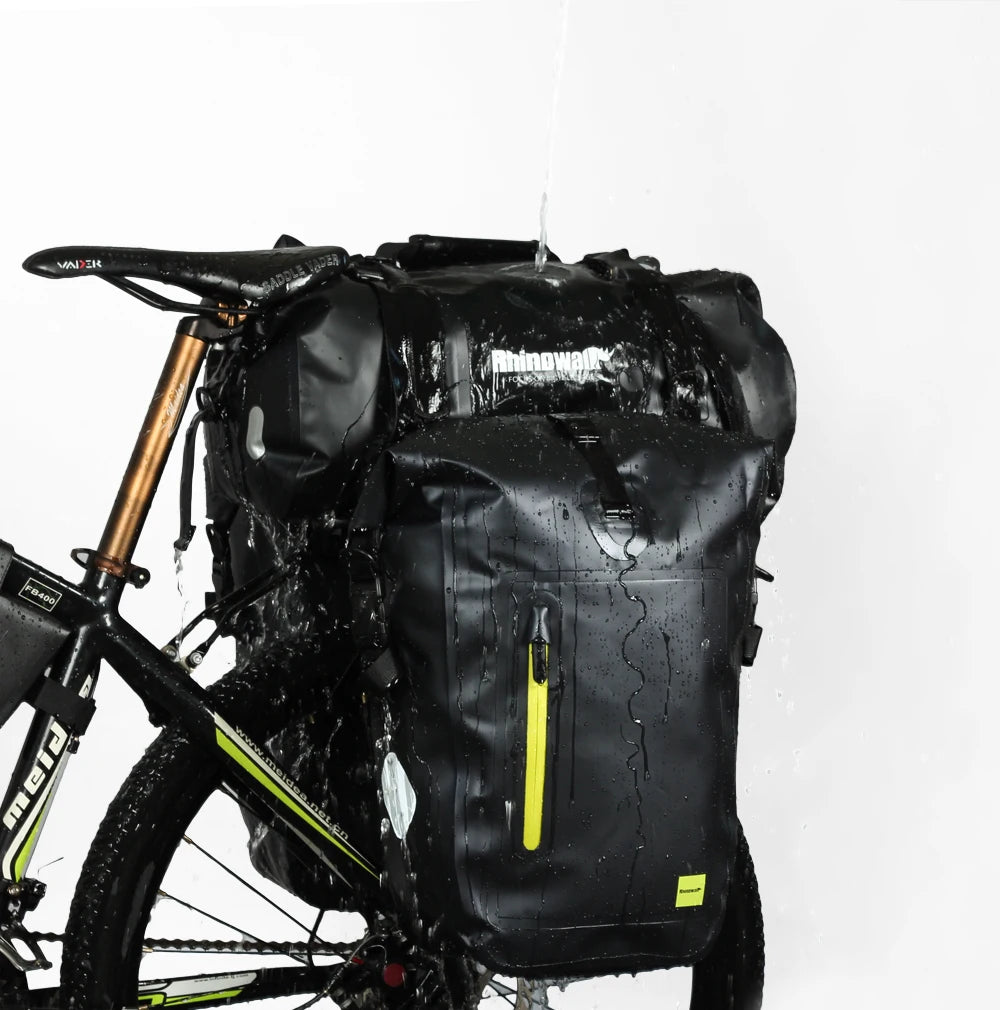 Sacoche étanche 20 L fixée sur le porte-bagages arrière d'un vélo