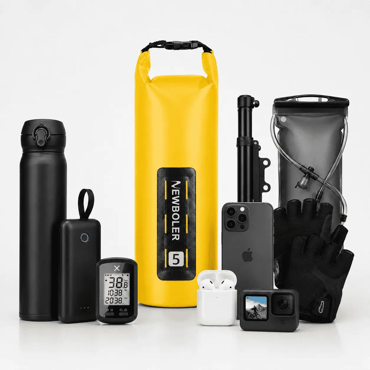 Sacoche de fourche jaune 5L posee avec des accessoires de cyclisme : GPS, telephone, gourde, pompe et gants.