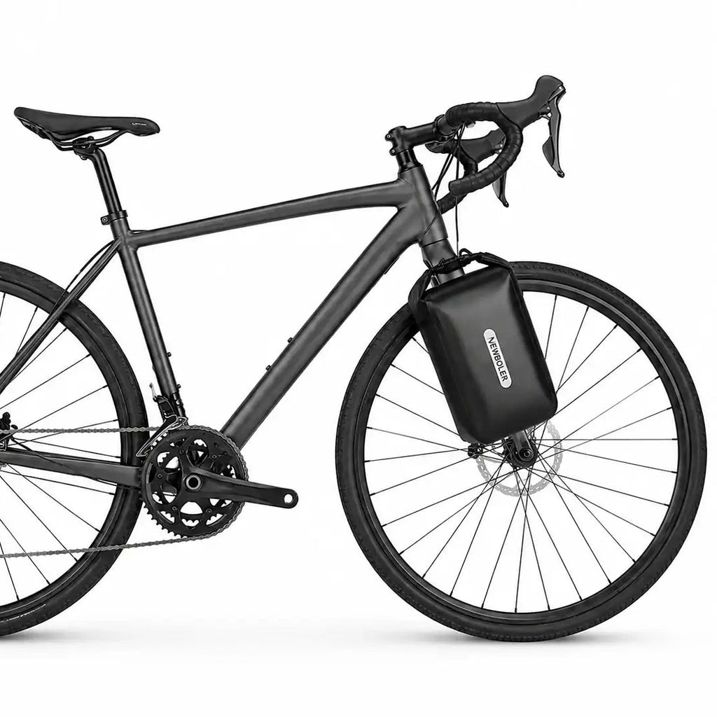 Sacoche de fourche noire fixée sur un vélo de route gris vue de côté