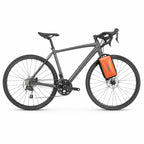 Vélo de route gris avec sacoche de fourche orange vue de côté complète