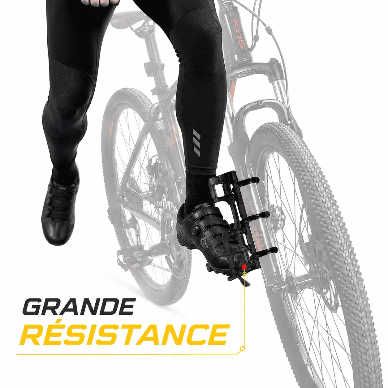 Cycliste en action avec la sacoche de fourche 5L noire fixée sur la fourche