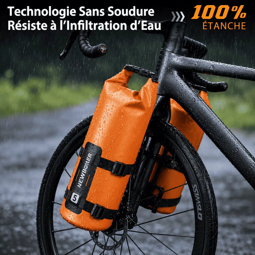 Sacoche de fourche 5L orange sur un vélo sous la pluie, assemblage sans couture