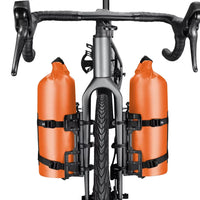 Deux sacoches de fourche 5L orange montées de part et d'autre de la fourche avant