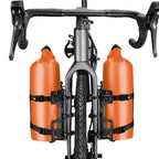Deux sacoches de fourche 5L orange montées de part et d'autre de la fourche avant