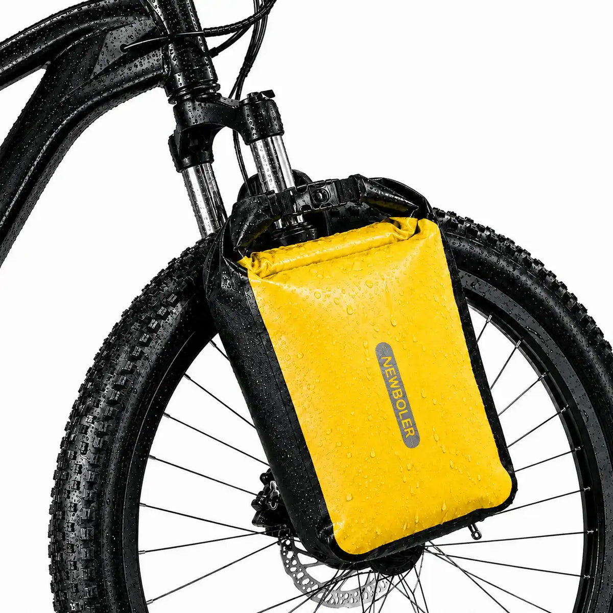 Sacoche de fourche vélo étanche jaune fixée sur un VTT sous la pluie