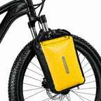Sacoche de fourche vélo étanche jaune fixée sur un VTT sous la pluie