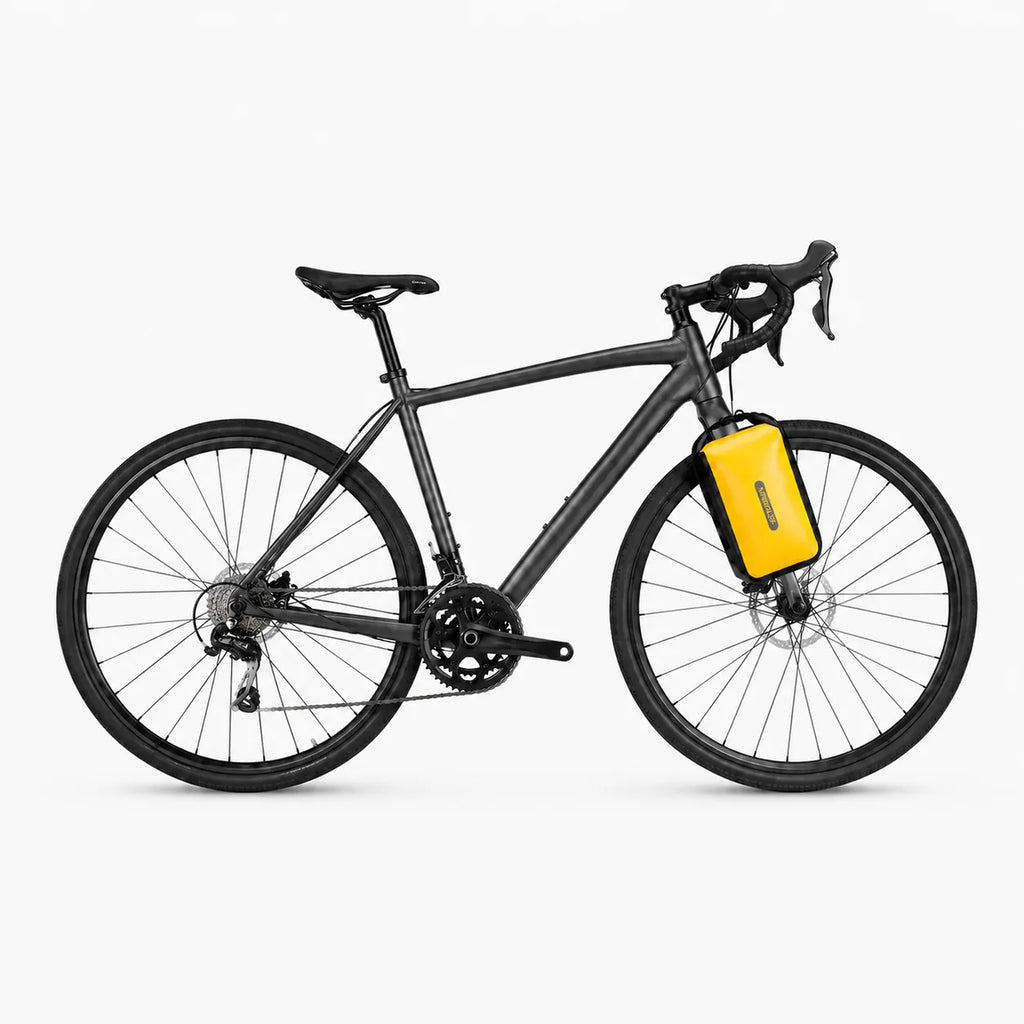 Sacoche de fourche vélo jaune installée sur un vélo de route gris
