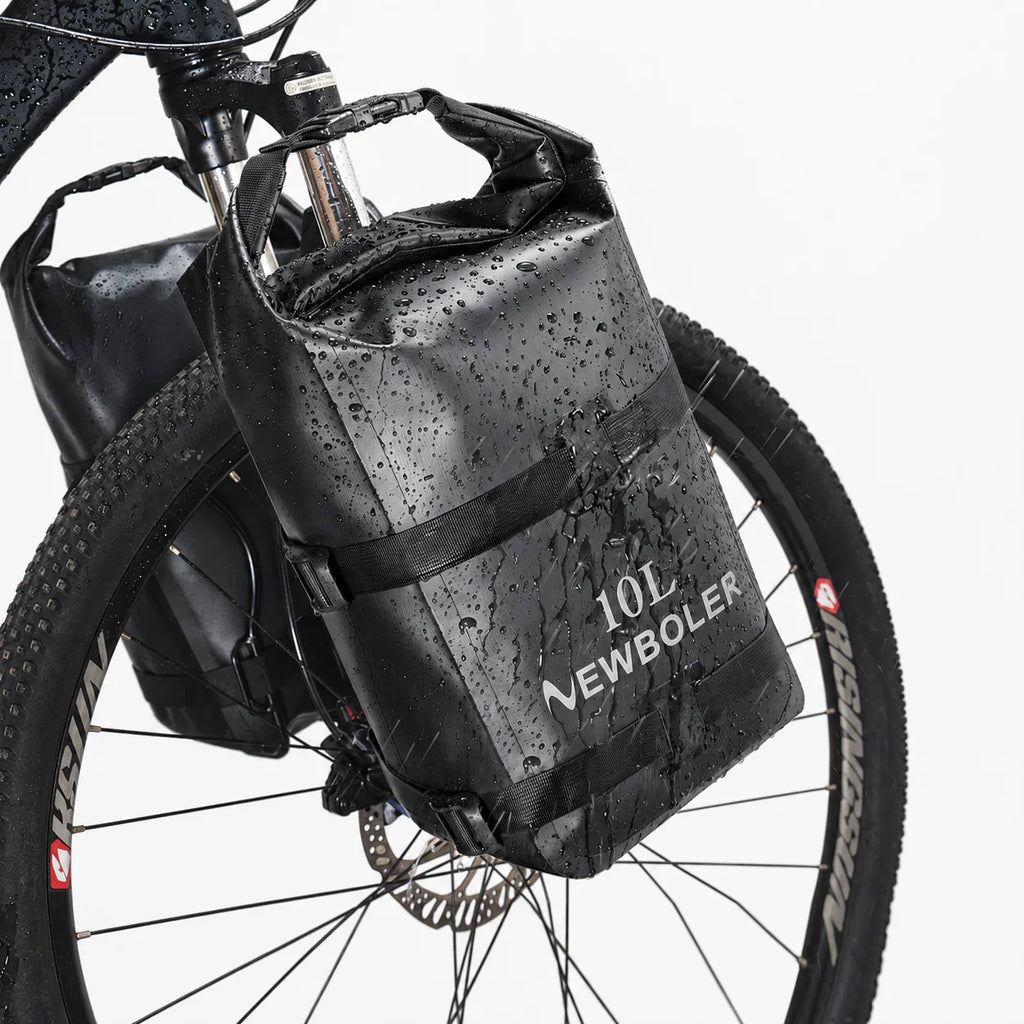 Sacoche de fourche vélo noire 10L étanche fixée sur une fourche de VTT sous la pluie