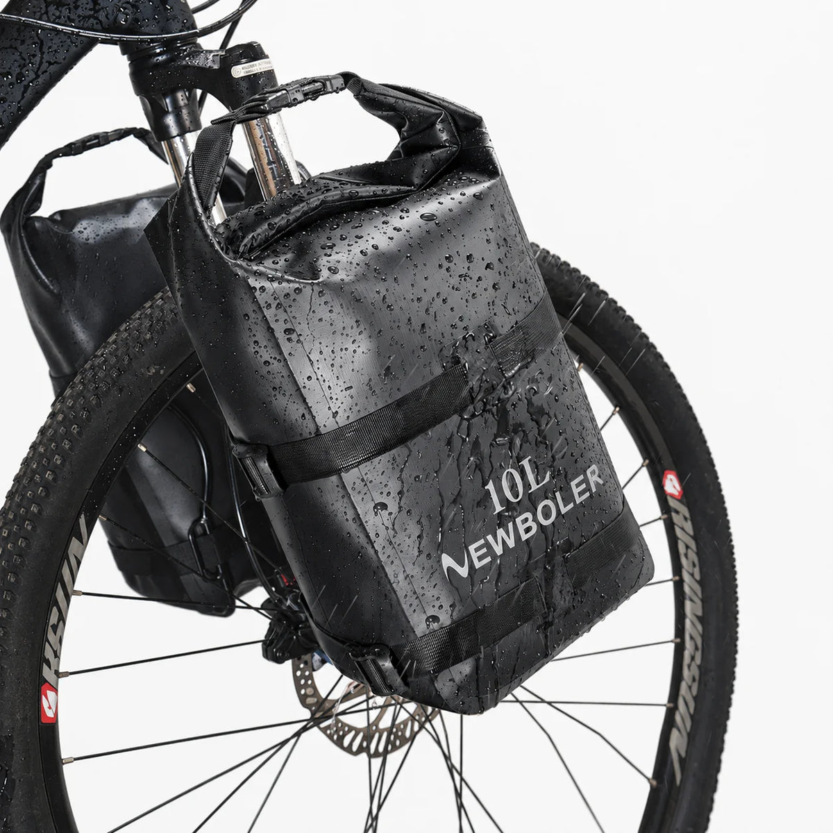 Sacoche de fourche vélo noire 10L étanche fixée sur une fourche de VTT sous la pluie