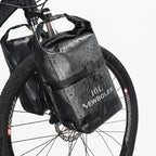 Sacoche de fourche vélo noire 10L étanche fixée sur une fourche de VTT sous la pluie