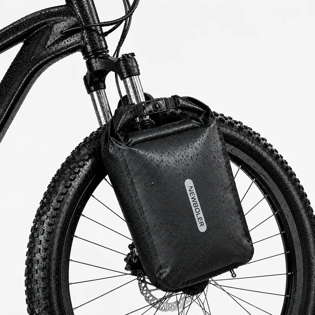 Sacoche de fourche vélo noire Newboler fixée sur un VTT sous la pluie