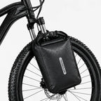 Sacoche de fourche vélo noire fixée sur un VTT sous la pluie