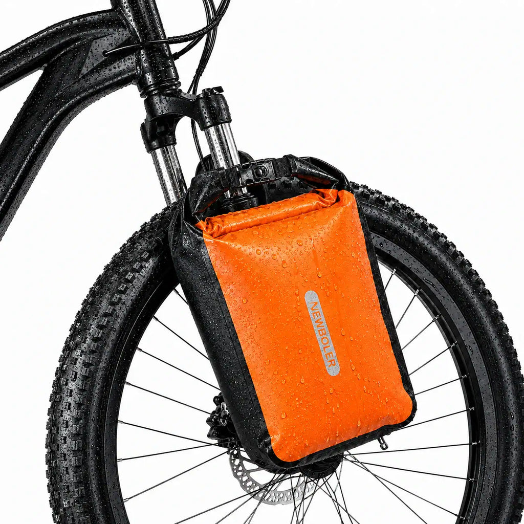 Sacoche de fourche vélo orange Newboler fixée sur un VTT sous la pluie