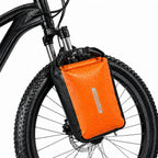Sacoche de fourche vélo orange fixée sur un VTT sous la pluie