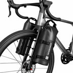 Deux sacoches cylindriques noires fixées sur la fourche d'un vélo de route gris vue de côté
