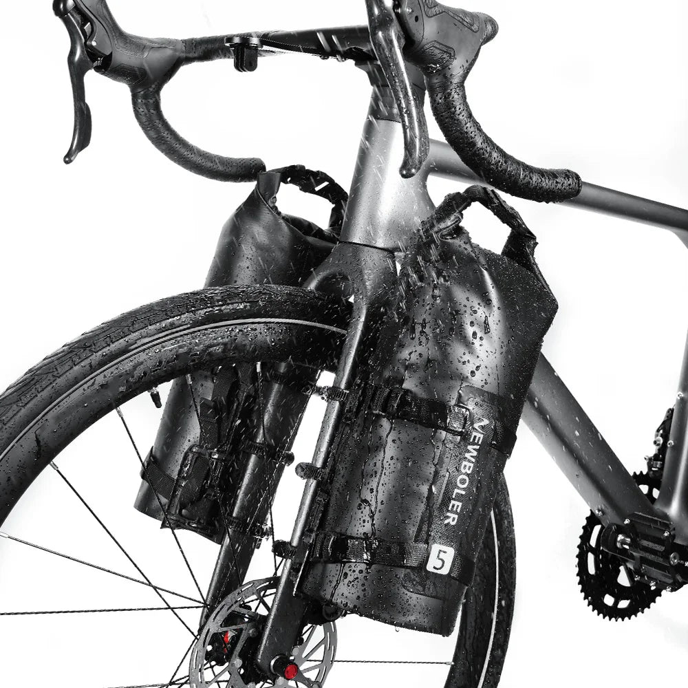 Sacoche cylindrique noire fixée sur la fourche d'un vélo de route sous une forte pluie
