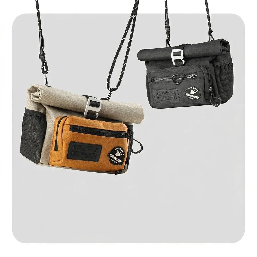 Deux sacoches de guidon avec bandoulière, l'une beige avec poche orange, l'autre noire, présentées sur fond gris.