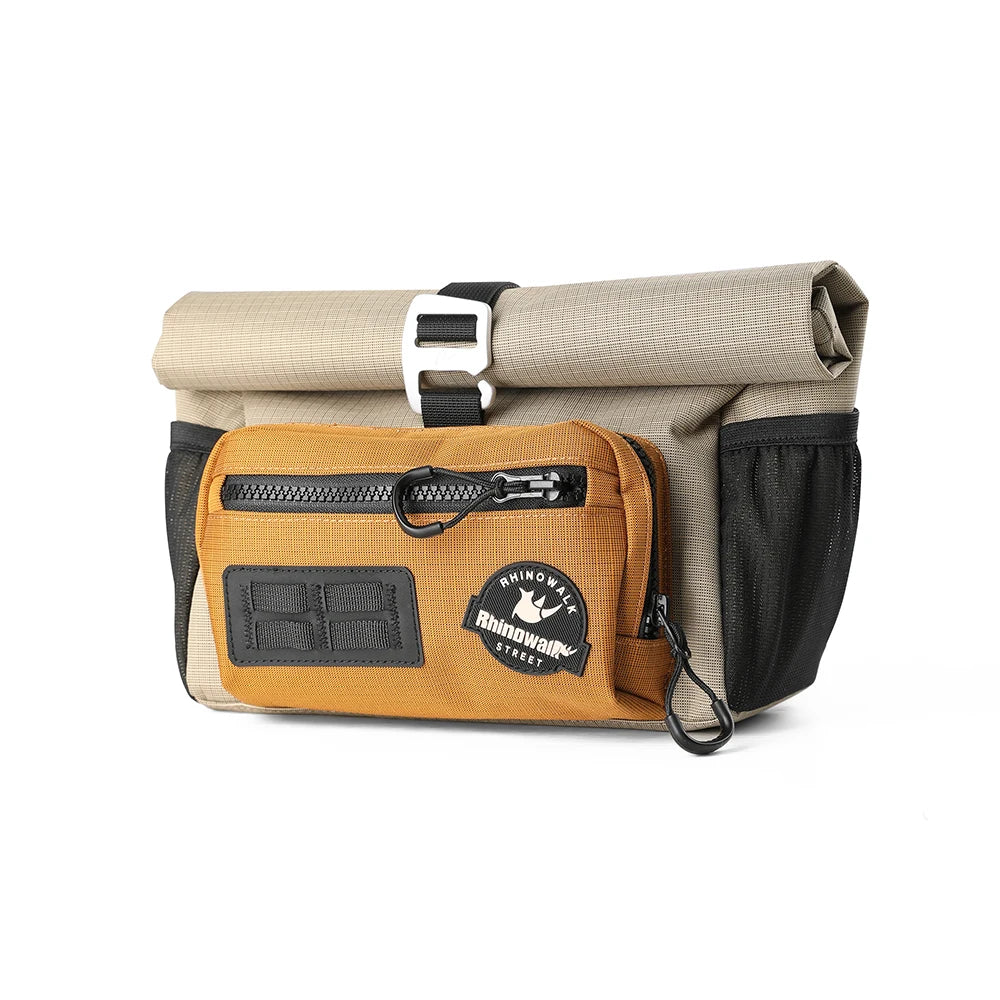 Sacoche de guidon beige et caramel avec grande poche frontale zippee et poches laterales, presentee sur fond blanc.