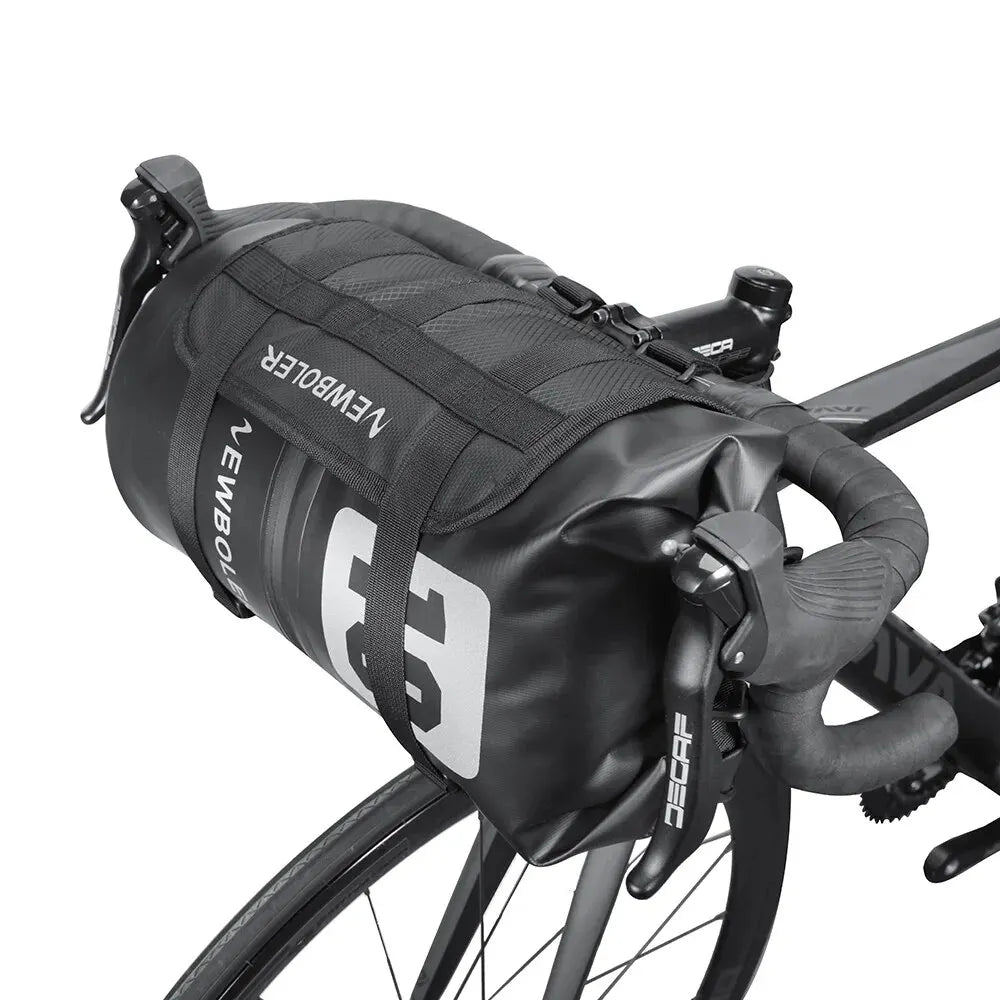 Sacoche de guidon noire cylindrique fixee sur le guidon d'un velo de route, vue sur fond blanc.