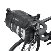 Sacoche de guidon noire cylindrique fixee sur le guidon d'un velo de route noir.