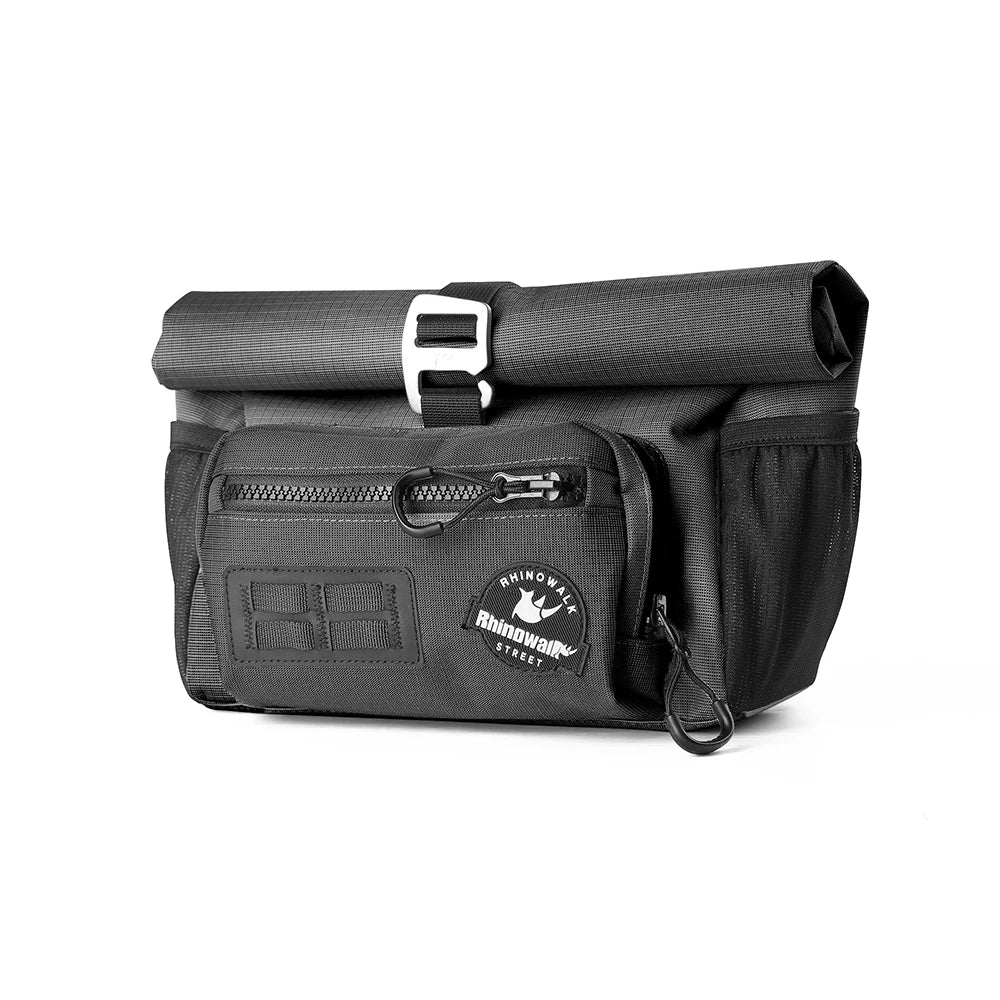 Sacoche de guidon noire avec fermeture roll-top, poche frontale zippee et poches laterales, presentee sur fond blanc.