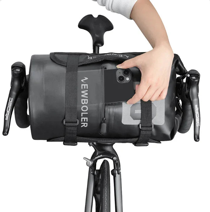 Vue de face d une sacoche de guidon noire avec poche telephone, montee sur un velo de route.