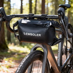 Sacoche de guidon 7L montée sur un vélo gravel sur un chemin forestier