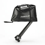 Sacoche vélo noire 20 L avec son support de fixation détaché sur fond blanc