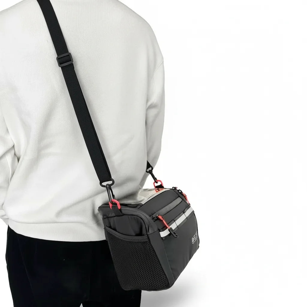 Sacoche de guidon vélo noire portée en bandoulière sur un sweatshirt blanc